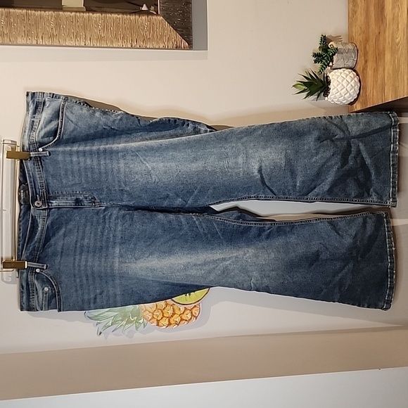 Torrid - Slim Boot Vintage Stretch Mid-Rise Jean in Mid-Wash Blue​​​​​​​ - Picture 2 of 10